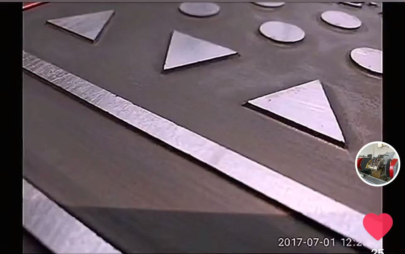 郑州艺峰科技专业研发生产金属压花辊环保蚀刻机