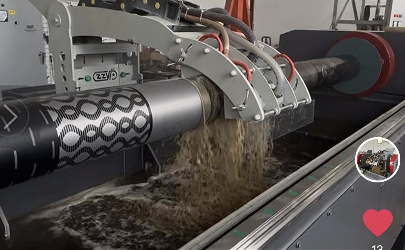 郑州艺峰科技专业研发生产金属压花辊环保蚀刻机